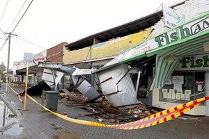 珀斯貝福德區一排商店在狂風暴雨襲擊中遭損壞。（圖源：互聯網）