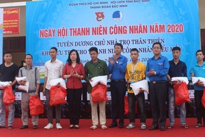 共青團北寧省省委代表向貧困工人贈送禮物。（圖源：陳舒）