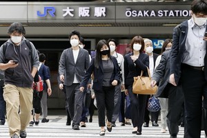 日本大阪民眾戴口罩上街。（圖源：共同社）