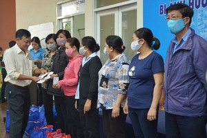 富潤郡勞動聯團向工會會員贈送禮物。