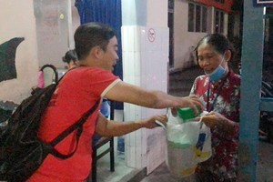 “愛心之家”慈善組到第一兒童醫院將禮物及現金交給潘玉薔薇的奶奶。