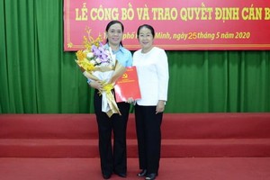 阮清春同志（左）接領人事委任《決定》時與市委副書記武氏蓉合照。（圖源：懷南）