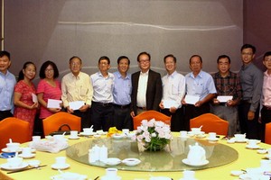 張豐裕先生代表萬盛發集團分別向各華文中心負責人贈送了教師們的醫保卡代金，總值約1億1664萬元。