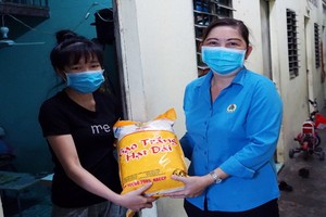 守德縣勞動聯團副主席阮氏清泉向貧困工人贈送禮物。