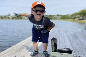 布魯爾在湖邊用磁鐵釣魚，意外找回失蹤8年的保險箱。（圖源：AP）