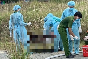 法醫在現場對死者遺體進行屍檢。（圖源：VOV）