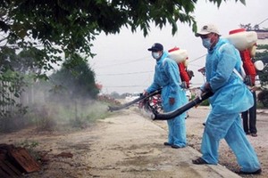 醫療人員消毒環境防範登革熱病。（圖源：PV）