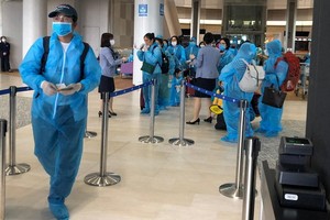 旅日越南公民匯集在成田國際機場準備登機回國。（圖源：外交部提供）
