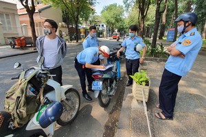 圖為第一郡都市秩序力量對違規者進行處罰。（圖源：獨立）