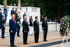 「國殤日」這天，特朗普（前左一）不顧反對前往阿靈頓國家公墓的無名英雄墓敬獻花圈。（圖源：互聯網）