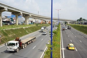 市國立大學交通樞紐的高架橋系統。