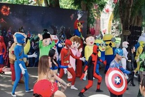 動畫片人物遊行與小朋友交流。