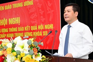 黨中央委員、中央宣教部副部長阮鴻延向報告員和宣傳員隊伍通報黨十二屆十二中全會的結果。（圖源：俊輝）