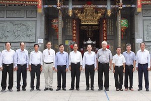 第五郡郡委書記阮文孝(右六)與義安會館理事會代表合影。