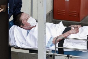 青葉真司27日被逮捕後移送警署。（圖源：AP）