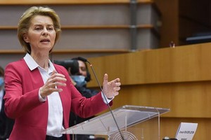 在比利時布魯塞爾的歐盟總部，歐盟委員會主席馮德萊恩在歐洲議會全會上發言。 （圖源：新華社）