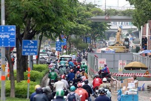 西貢橋底交岔處附近的阮文商街路段由於維修項目的圍蔽而引起交通堵塞。（圖源：嘉明）