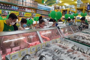 消費者在新張綠色百貨連鎖超市選購食品。