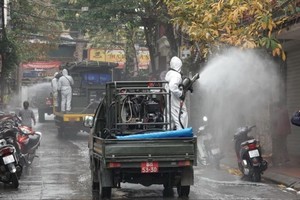 防疫工作人員3月11日在河內市麊鈴縣疫區進行噴灑消毒。（示意圖源：互聯網）