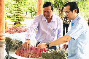 市委宣教處常務處副主任黎文明（右）與代表團昨(30)日前往薄寮省永利縣州泰鄉胡志明主席祠上香獻花緬懷胡志明主席。（圖源：市黨部新聞網）