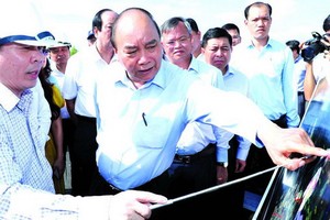 阮春福總理視察福安橋項目。