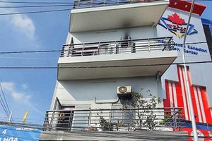 火勢熄滅後的現場，住房的部分物品被燒毀。（圖源：VOV）