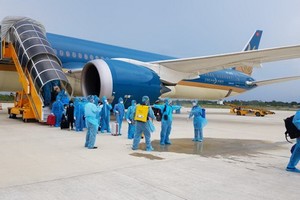 從新加坡接回的同胞下機時接受噴灑消毒。（圖源：飛靈）