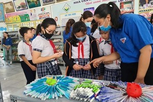 眾多小朋友前來選取自己心愛的禮物。（圖源；TPO）