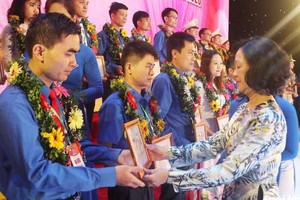 黨中央政治局委員、黨中央書記、中央民運部長張氏梅向全國遵循胡伯伯教誨先進青年頒發獎狀。（圖源：允和）