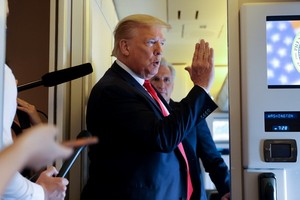 特朗普在“空軍一號”專機上向記者表示，會將G7峰會推遲到9月。（圖源：路透社）