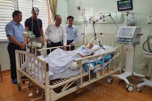 政府總理阮春福親往市統一醫院慰問正在該院治療的情報員陳國香。（圖源：阮盛）