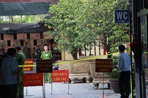 職能機關在平政縣處理違章工程。