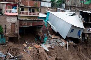 5月31日，熱帶風暴亞曼達襲擊中美洲國家薩爾瓦多與危地馬拉，造成至少10人喪生。（圖源：AFP）