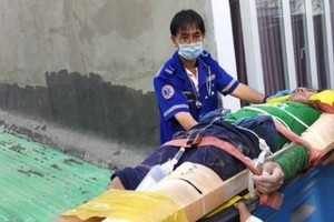 本市115急救中心醫生在將勞動事故受傷者送往醫院急救。