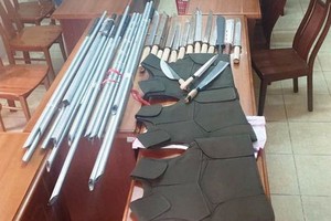 此前警方摧毀放高利貸團夥的涉案利器贓物。（圖源：警方提供）