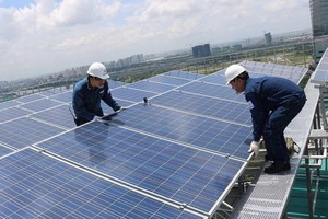 圖為太陽能發電板安裝。（示意圖源：互聯網）