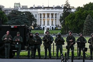 國民警衛軍駐守白宮南側的橢圓形草坪。（圖源：互聯網）