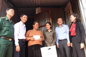 工作團前往慰問並向嘉萊省諸色縣伊雅赫羅鄉的困難民戶贈送禮物。（圖源：友福）