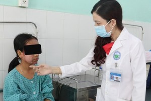 醫生在給病人診查病情。（圖源：成山）