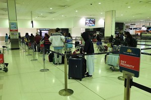 我國公民在悉尼機場排隊辦理登機手續。（圖源：外交部）