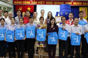 法國優格(Urgo)醫療用品公司越南辦事處昨(2)日下午在市紅十字會會址贈送1000盒創傷貼。