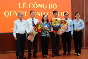 市委副書記、市人民議會主席阮氏麗（左三）分別向張國霖及吳文論等二位同志頒授任職《決定》。（圖源：秋莊）