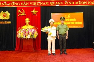 黨中央委員、公安部副部長阮文成上將向范鴻線大校頒授任職《決定》。（圖源：VGP）