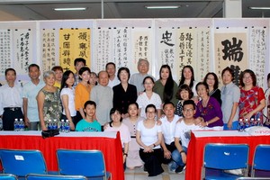 2019 年華文書法培訓班展覽作品師生集體合照。