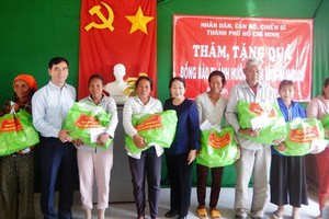 市委副書記武氏蓉（中）向平順省同胞贈送禮物。（圖源：阮進）