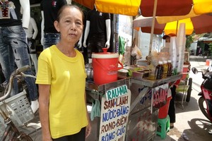 李少英靠小小涼茶攤維持生計。