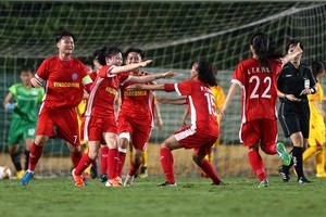 煤炭礦產隊（紅衣）以3-0大勝胡志明市隊。（圖源：互聯網）