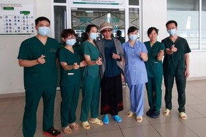 第19例新冠肺炎患者（中）病愈出院時與醫護人員合影。（圖源：D. Thu）