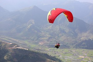 滑翔傘飛行員在飛翔時因操作不當，導致滑翔傘失控從約20米的高空墜落到地面。（示意圖源：南陳）