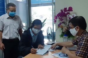 一名失業自由勞工簽領輔助金。（示意圖源：互聯網）